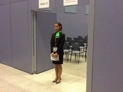 Azafata de sala en congreso